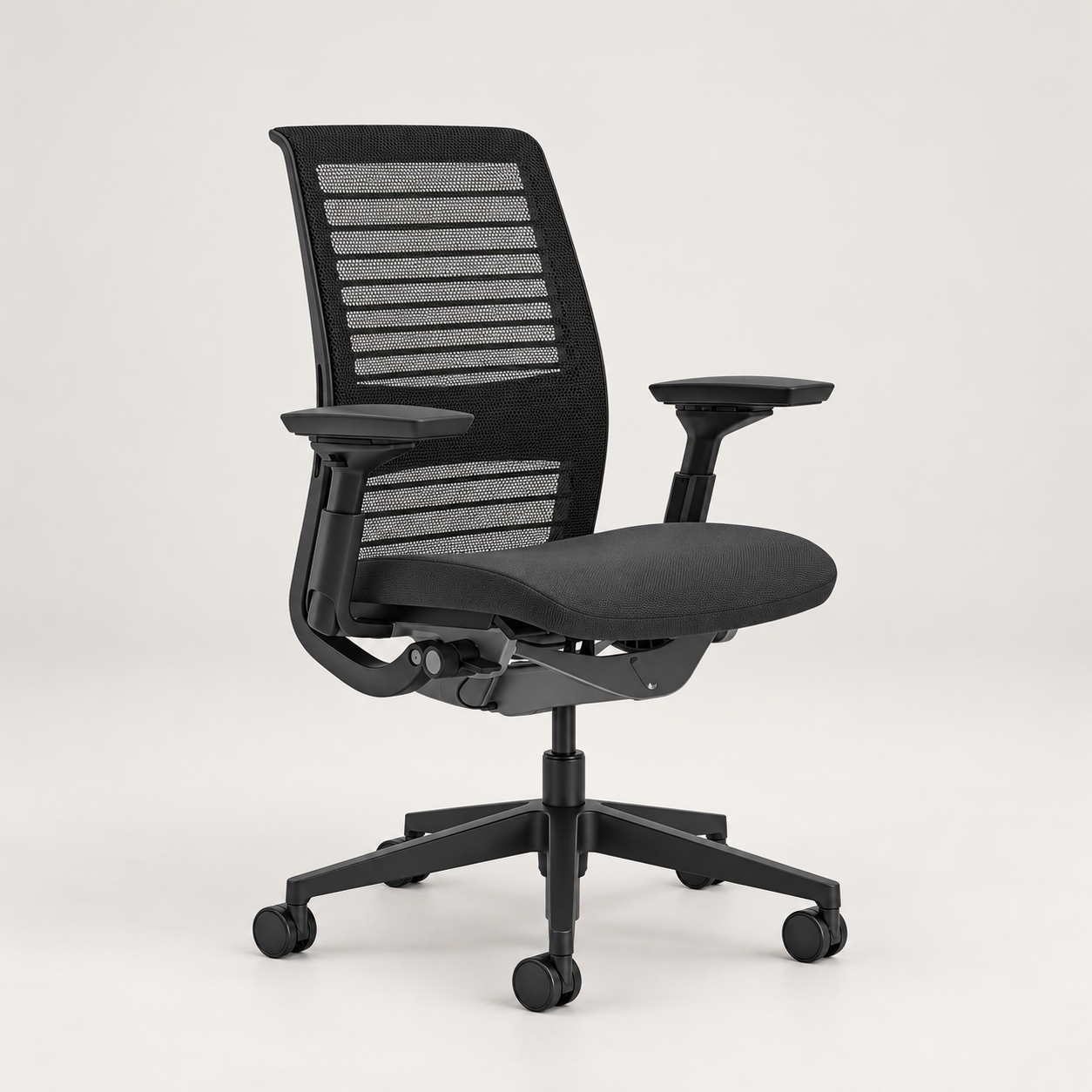 Editorial illustration of Steelcase Think with 4D arms, 3D Knit Black 01/Fame Black 8004, without headrest; visible model recognition only, not a technical or complete-pack diagram.